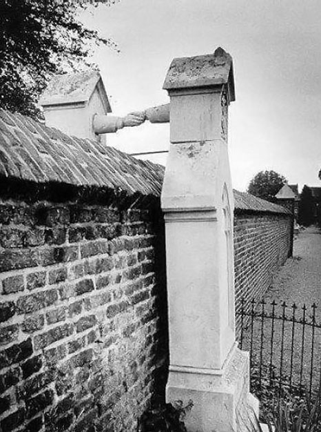 Oud-Kerkhof-graves-with-hands