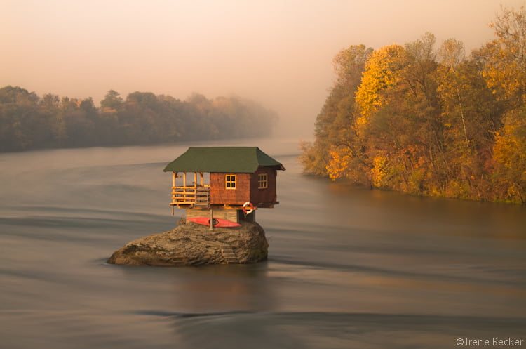 House on the Drina River / Kućica na steni