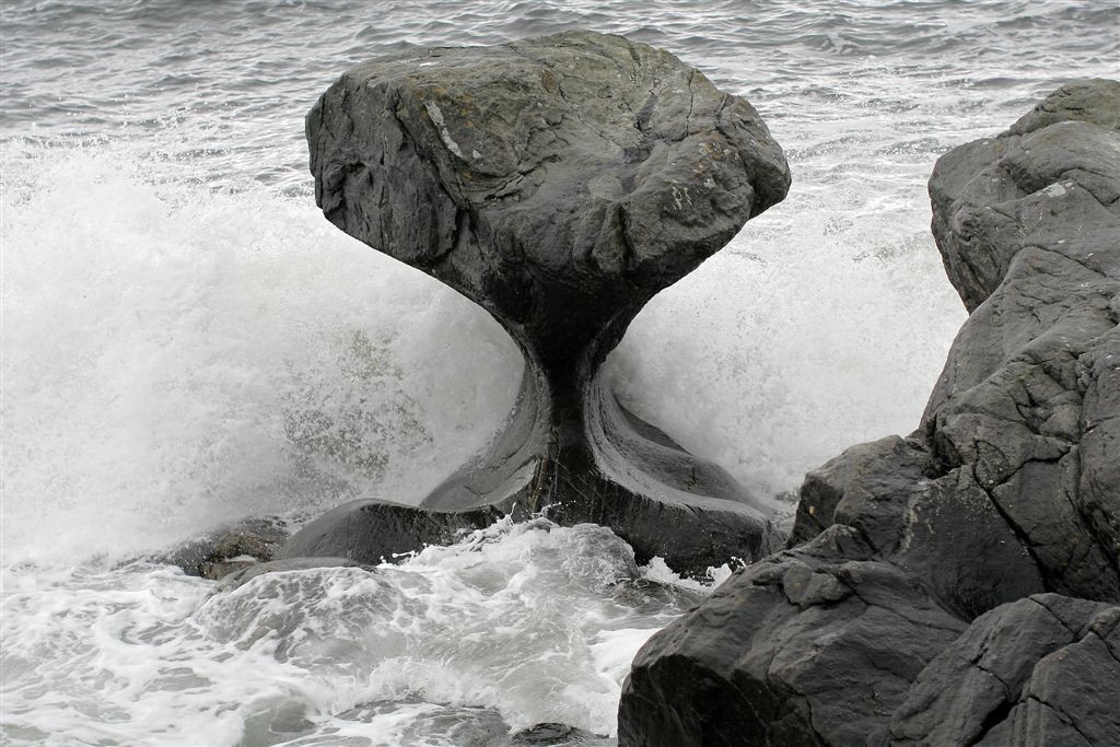 Почему камень. Камень Kannesteinen Норвегия. Вода камень точит. Разрушение камней в природе. Разрушение камней водой.