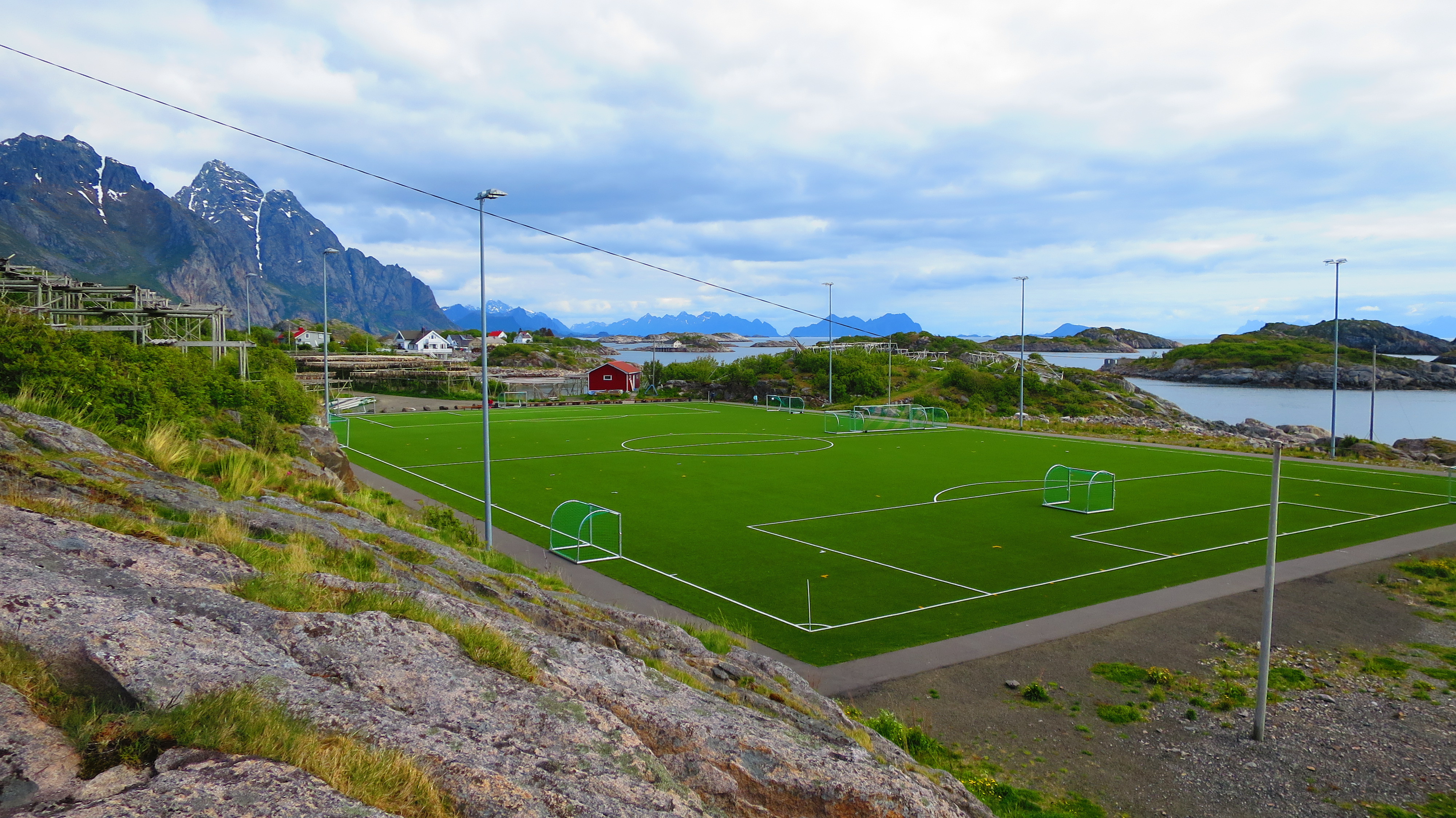 Стадион на острове. Стадион Хеннингсвер, Норвегия. Стадион Оттмара Хитцфельда. Стадион в деревне Хеннингсвер в Норвегии. Футбольное поле в Хеннингсвер.