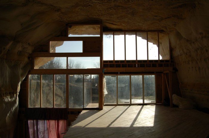 Гослинг домик под скалой. Дом в скале. Продается дом на скале. Необычный дом пещера. Дом в скале фото внутри.